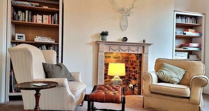 Spacious Retreat with River Views n/ Peak District