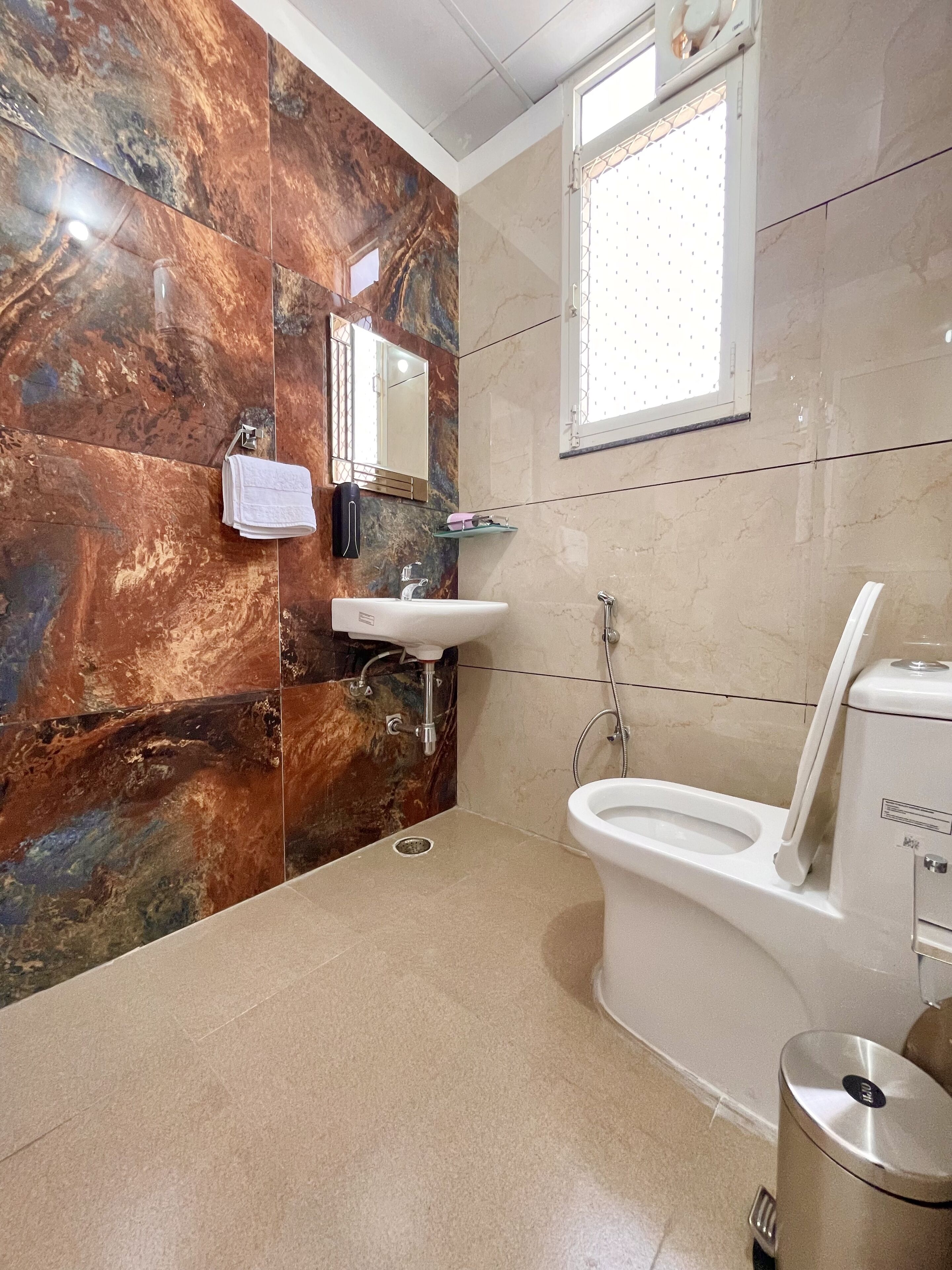Een douche, een haardroger, een bidet, handdoeken