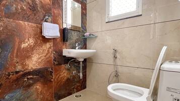 Een douche, een haardroger, een bidet, handdoeken
