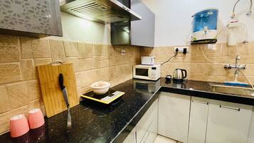 Mikrowelle, Wasserkocher, Toaster, Kochgeschirr/Geschirr/Besteck