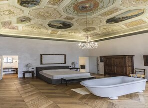 5 bedrooms, desk, iron/ironing board, internet