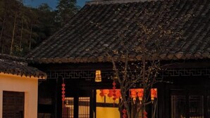 A traditional building with a tiled roof and wooden doors. - Huzhou Biocountry Resort (Changxing)