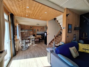 Télévision, cheminée, livres