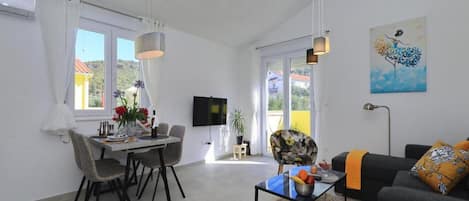 Apartment (One Bedroom Apartment with Balcony) | Wohnzimmer