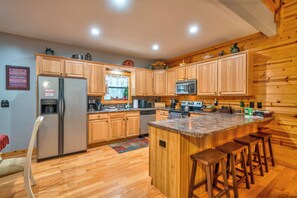 Cabin, Multiple Beds, Hot Tub | Private kitchen | Fridge, microwave, oven, stovetop - Deer Watch Retreat (Ellijay)