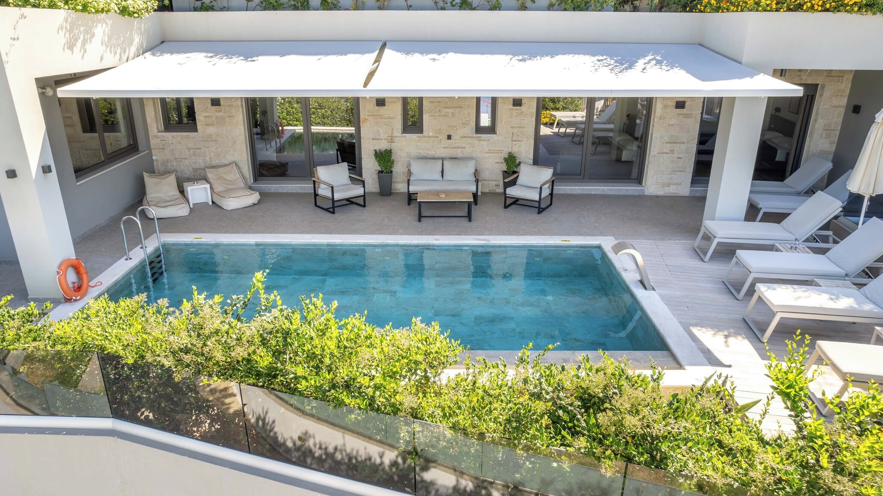 2 piscinas externas, piscina aquecida, guarda-sóis, espreguiçadeiras