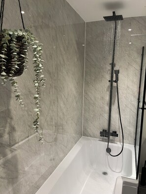 Haartrockner, Handtücher, Seife, Shampoo