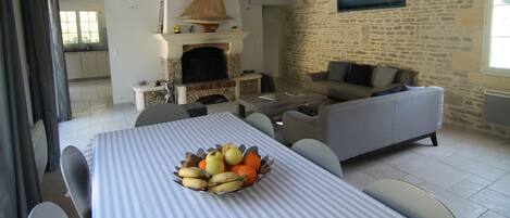 تلفزيون، مشغل دي في دي، كُتُب، ستيريو