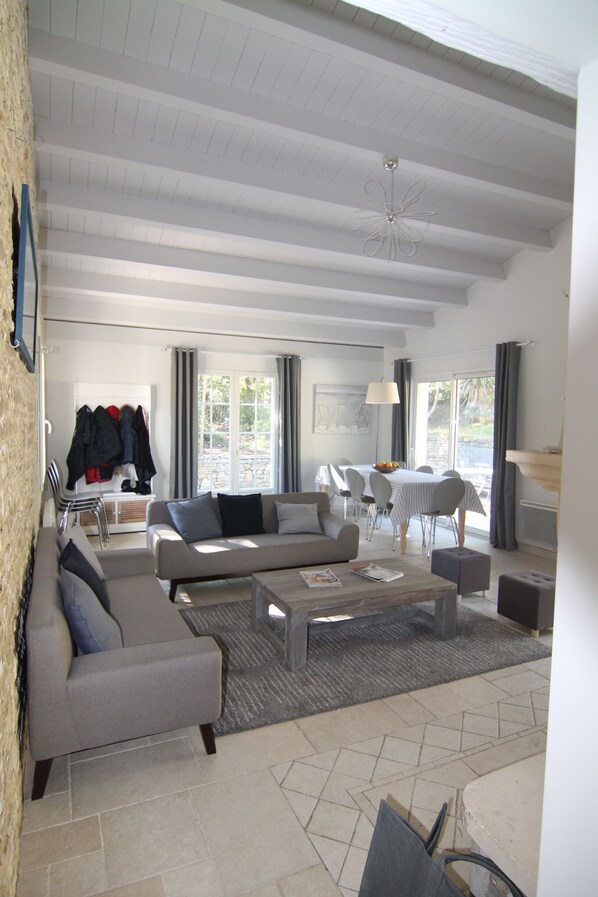 TV, DVD player, books, stereo