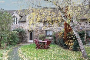 Outdoor dining - Le Cottage Rose Trémière du Moulin de Dannemarie (Dannemarie)