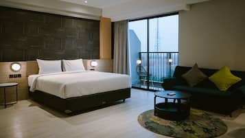 Suite With Balcony | Desk, laptop workspace, free WiFi, bed sheets