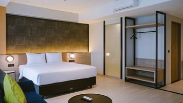 Suite With Balcony | Desk, laptop workspace, free WiFi, bed sheets