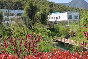 Property grounds - Jingya Bieyuan Hotel (Liyang)