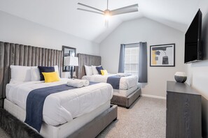 4 bedrooms, laptop workspace, iron/ironing board, bed sheets - 5 Star Chateau With Majestic Views, Georgia Chateau 1000 (Atlanta)