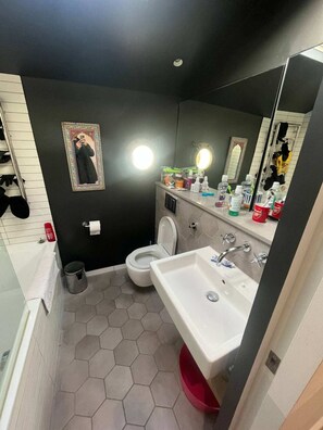 Basic-hus - 2 dobbeltsenge | Badeværelse | Håndklæder, Sæbe, Shampoo, Toiletpapir