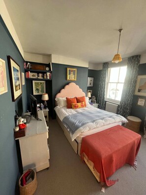 Hus – basic, 2 dobbeltsenger | 2 soverom, skrivebord for bærbar PC, strykejern/-brett og sengetøy