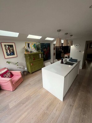 Casa básica, 2 camas matrimoniales | Interior