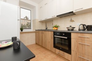 Dishwasher, cookware/dishes/utensils - Dabrowskiego Apartment by Renters (Warsaw)