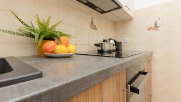 Dishwasher, cookware/dishes/utensils