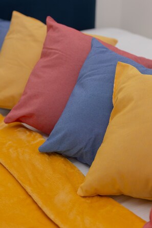 2 habitaciones, cunas y ropa de cama 