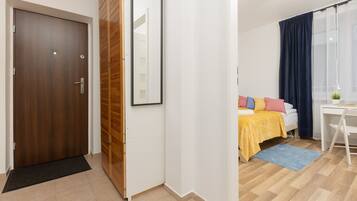 2 bedrooms, cribs/infant beds, bed sheets
