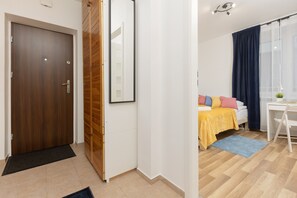 2 habitaciones, cunas y ropa de cama 