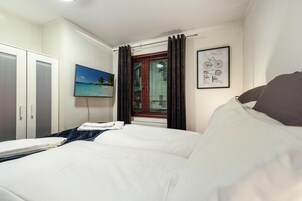 1 habitación, muebles diferentes, escritorio y cortinas blackout 