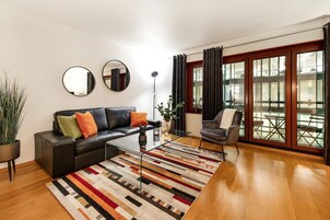 Televisión de pantalla plana, monitor de computadora, impresora