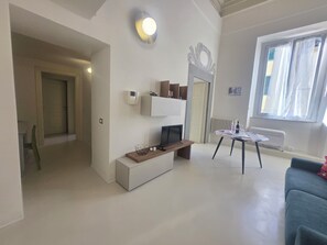 TV - Two bedrooms, two bathrooms, Jacuzzi, parking lot (Pistoia)