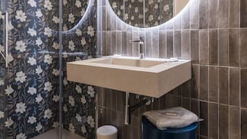 Dusche, Whirlpool, Haartrockner, Bidet