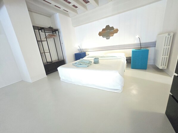 2 bedrooms, travel crib, WiFi, bed sheets - Two bedrooms, two bathrooms, Jacuzzi, parking lot (Pistoia)