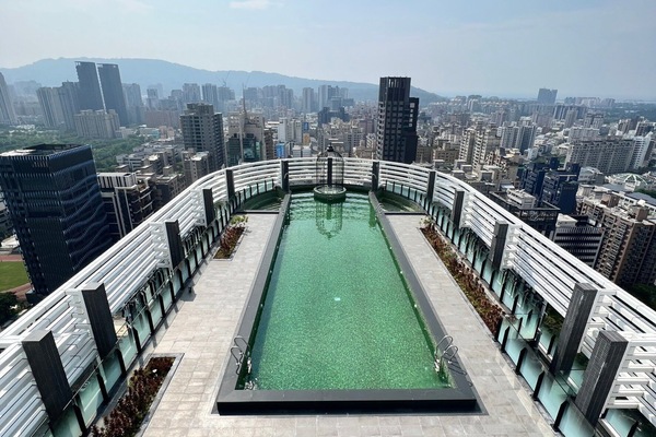 Te swimming pool on the top floor is open in summer: 04/01~10/31