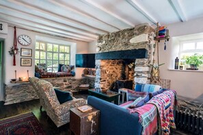 Smart TV, fireplace, books, printers - Relax in nature at this unique Snowdonia home (Ty'n-y-groes)