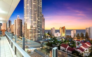 Un hotel moderno con vistas al océano y otros edificios.