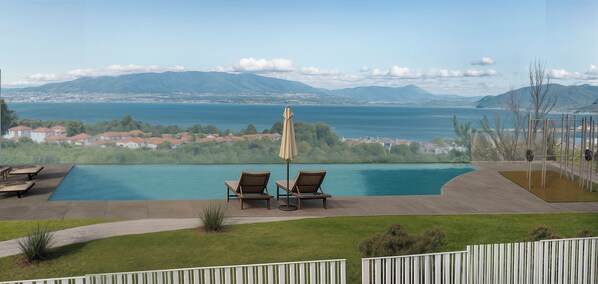 季节性开放的室外游泳池,09:00 至 20:00 开放,池畔遮阳伞,日光浴躺椅