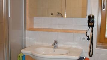 Een haardroger, handdoeken, toiletpapier