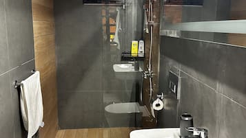 SĂšche-cheveux, bidet, serviettes fournies, savon
