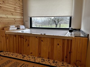 Sèche-cheveux, bidet, serviettes fournies, savon