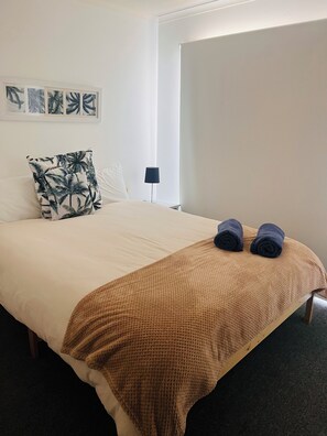 3 bedrooms, iron/ironing board, free WiFi, bed sheets - Cosy Family Home 500 metres from Red Rock Beach (Cowes)