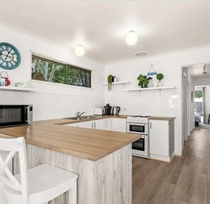 Fridge, microwave, oven, stovetop - Cosy Family Home 500 metres from Red Rock Beach (Cowes)