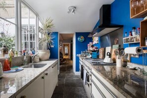 Fridge, microwave, oven, stovetop - Jane Austen's Family Home from 1801 to 1805 (Bath)