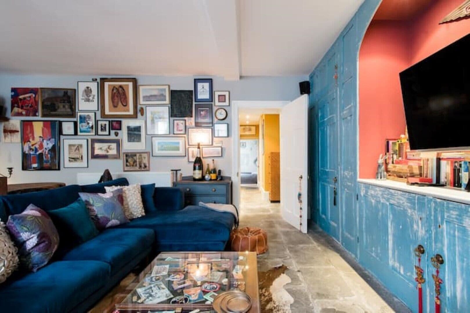 TV connectée, cheminée, lecteur de DVD, livres