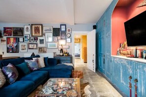 تلفزيون ذكي، مدفأة، مشغل دي في دي، كُتُب