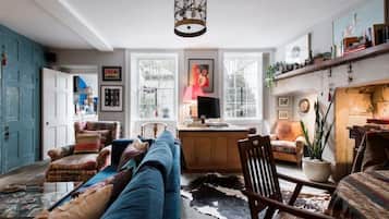Smart TV, fireplace, DVD player, books