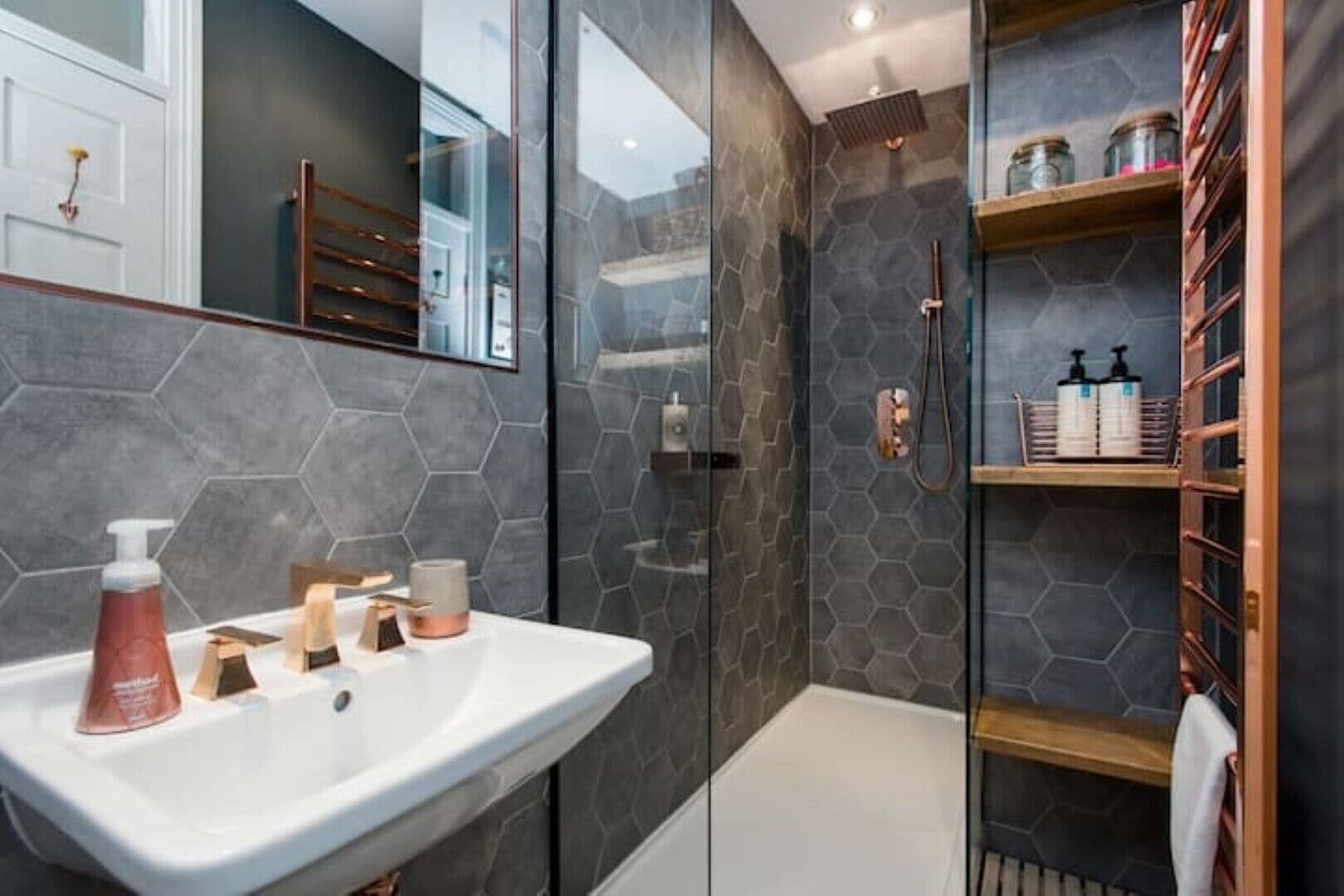 Douche, séchoir à cheveux, serviettes fournies, savon