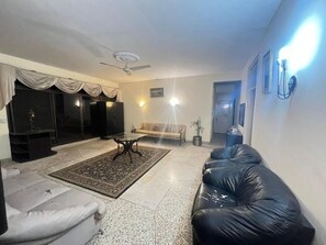 32 インチのLED テレビ (ケーブル放送視聴可)、テレビ