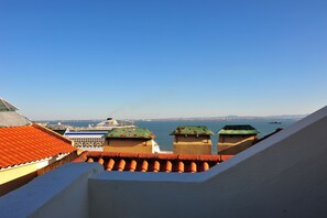 Property grounds - Alfama, charming attic Terrace with river view - Lisboa vida boa 1  (Lisboa)
