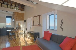 Smart TV - Alfama, charming attic Terrace with river view - Lisboa vida boa 1  (Lisboa)