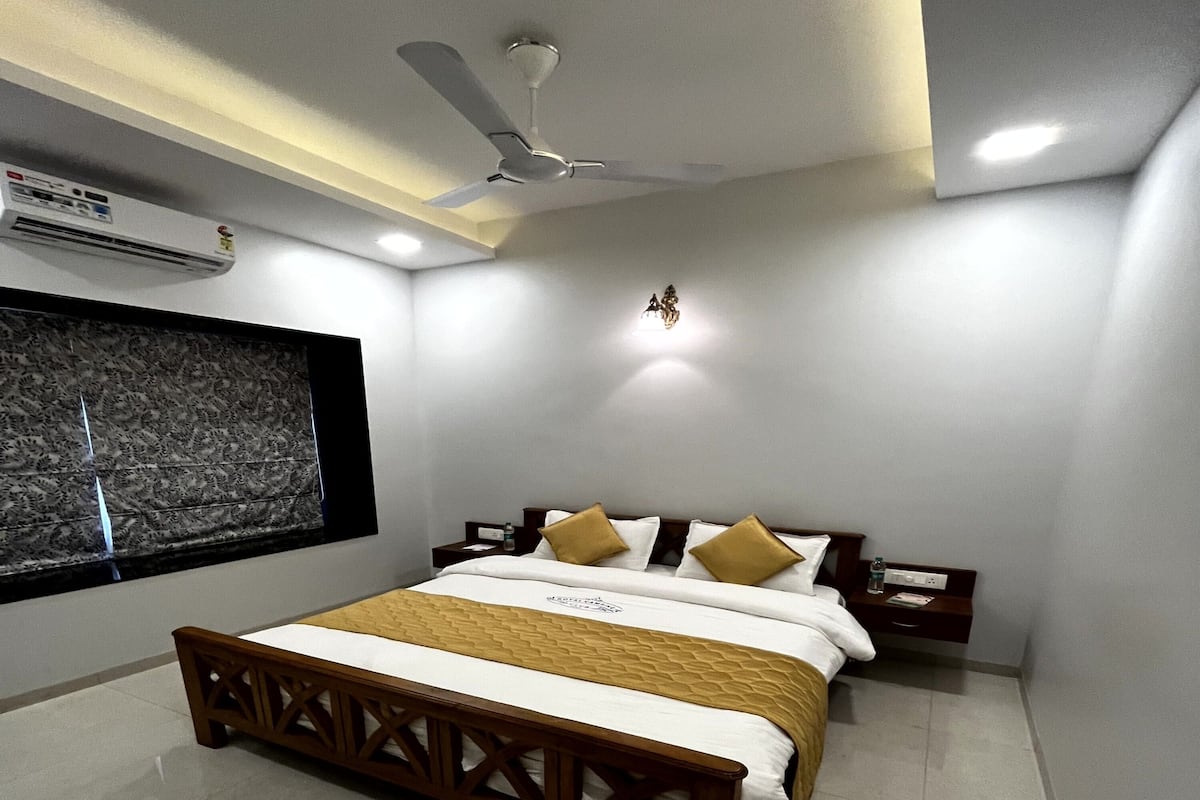 2 kamar tidur, dilengkapi dengan perabotan berbeda-beda, dan meja kerja