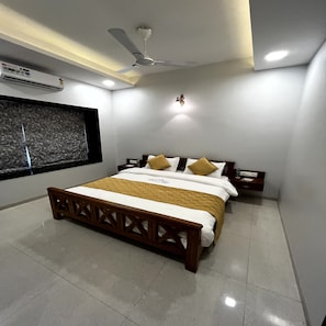 Individually furnished, desk, laptop workspace, soundproofing - Hotel Heritage Residency (Panhala)